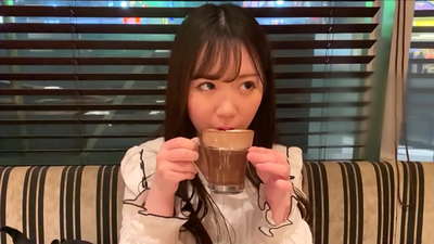 Ea este o prietenă care aparținea aceluiași club de la universitate. și este cea mai atrăgătoare fată din club. aceasta este o atmosferă sexy japoneză.